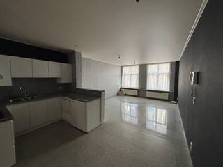 Dit appartement is gelegen in het centrum van Diksmuide in een kleine residentie, op wandelafstand van verscheidene handelszaken, de Grote Markt en openbaar vervoer. Ook op een boogscheut van dit appartement zijn er aangename wandelwegen.<br /><br />Het appartement is gelegen op de eerste verdieping en biedt een leefruimte met open keuken (voorzien van elektrische kookplaat, dampkap, koelkast en vaatwasmachine), een kleine berging, een badkamer met inloopdouche en enkele lavabo, een apart toilet, slaapkamer en bureauruimte/kleine slaapkamer. Via de slaapkamer is het balkon te bereiken.<br /><br />Er is centrale verwarming op aardgas, dubbele beglazing in PVC raamwerk en het appartement is aangepast voor mensen in hogere leeftijdsklasse. Er is ook nog een gemeenschappelijke bergruimte op de gelijkvloerse verdieping én er is een lift aanwezig in het gebouw.<br /><br />Gemeenschappelijke kosten: €50/maand.<br /><br />Beschikbaar vanaf: onmiddelijk.<br /><br />