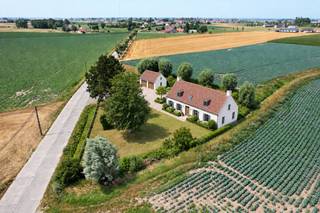 Authentieke zonevreemde woning met bijgebouwen en prachtige verzichten in Houtem (Veurne).<br />Op zoek naar een uniek renovatie- of nieuwbouwproject op een uitzonderlijke locatie? Deze authentieke landelijke hoeve in het charmante Houtem, deelgemeente van Veurne, biedt een zeldzame kans voor liefhebbers van ruimte, rust en het landelijke leven. Een enorme troef is dat het eigendom reeds gekend is als zonevreemde woning.<br />De eigendom is volledig te renoveren of mits naleving van de geldende stedenbouwkundige voorschriften, de ideale locatie vormen voor een nieuwbouwproject. De aanwezige bijgebouwen bieden tal van mogelijkheden voor opslag, hobby's, dieren of een combinatie van wonen en werken. Wat deze eigendom echt bijzonder maakt, is de idyllische ligging. Omgeven door open velden geniet u hier elke dag van weidse verzichten, maximale rust en een prachtig uitzicht op het omliggende polderlandschap. Tegelijk bevindt u zich op slechts enkele minuten van Veurne, met een vlotte verbinding naar de kust, de E40 en Frankrijk. Bent u op zoek naar een eigendom waar u uw droomwoning kunt realiseren op een unieke locatie? Dan is deze hoeve absoluut een bezoek waard. Contacteer ons vandaag nog voor meer informatie of een bezichtiging<br /><br />De visualisatie op foto 1 is een digitaal gegenereerd sfeerbeeld en dient uitsluitend ter inspiratie. Ze stellen geen vergund of stedenbouwkundig getoetst bouwproject voor.