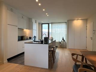 Dit appartement van 109 m² is gelegen op de 2de verdieping van een architecturaal gebouw met prachtige binnentuin.In de entree van het appartement...