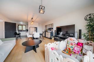 <p><span>🏡 </span><strong><span>JETTE – Licht 2-slaapkamerappartement met terras, kelder en parkeerplaats beschikbaar voor 25.000€ extra</span></strong></p>
<p><strong><span>Info &amp; Bezoeken:</span></strong><span> </span><span>bruxelles.ouest@weinvest.be</span><span> | 02 315 77 22 – </span>Snel te ontdekken!</p>
<p>Dit mooie appartement van ± 90 m² is ideaal gelegen vlak bij winkels, openbaar vervoer, Franstalige en Nederlandstalige scholen, groene zones, het Brugmannziekenhuis, het Koningin Astridplein (Spiegelplein) en de belangrijkste invalswegen. Het zal u overtuigen dankzij zijn ruime indeling, natuurlijke lichtinval en uitstekende algemene staat.</p>
<p>Gelegen op de 3de verdieping van een verzorgd gebouw uit 2008 met lift, beschikt het appartement over een ruime en lichtrijke woonkamer van meer dan 30 m² met directe toegang tot een aangenaam terras met open uitzicht. De keuken is volledig uitgerust en praktisch ingericht.</p>
<p>De inkomhal beschikt over een vestiaire met ingebouwde kast, een parlofoon en een apart toilet. De nachthal geeft toegang tot twee mooie slaapkamers, een ruime badkamer met ligbad, douche en dubbele wastafel, evenals een aparte en praktische wasruimte.</p>
<p>Technisch beschikt het appartement over een individuele gasketel, balansventilatie (dubbel ventilatiesysteem), houten ramen met dubbele beglazing (2008), halfmassief parket, een privatieve kelder, een gemeenschappelijke vuilnisruimte en een uitstekende EPC-score C – CO₂: 28 kg/(m².jaar) – 141 kWhEP/(m².jaar).</p>
<p>Een parkeerplaats is beschikbaar voor 25.000€ extra. Het appartement is momenteel verhuurd, waardoor het eveneens een interessante investeringsopportuniteit vormt.</p>
<p>Een comfortabel, lichtrijk en uitstekend gelegen appartement, ideaal voor zowel eigen bewoning als investering.</p>