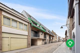 Op de tweede verdieping van Residentie Het Rozenhof bevindt zich dit recente en instapklare appartement, vlot bereikbaar via de lift. Het...