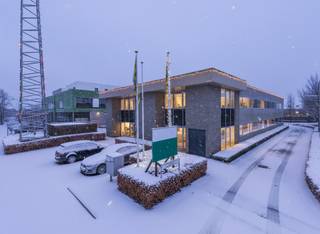 TE KOOP: recent vrijstaand kantoorgebouw met totale oppervlakte van 1600 m² + ruime kelder ca 350 m² en goederen lift.Verdeeld over 2 niveau's van...