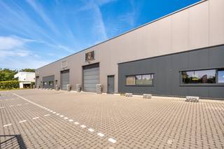 Strategisch gelegen nieuwbouw KMO-unit van 280 m² te huur in de industriezone Genk-Zuid. Deze locatie biedt directe toegang tot op- en afrit 30 en...