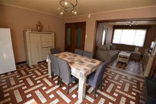 Ruime woning met statige gevel in het hart van Wevelgem, op 150m van het station, ruime inkom, aparte ingerichte keuken, terras, 3 slaapkamers, grote zolder volledig geïsoleerd.