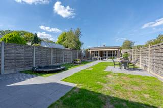 Schrijf je in voor het bezoekmoment op zaterdag 3/10 via onze website:<br />https://benjaminverkoopt.be/panden/instapklare_woning_met_4_slaapkamers-tuin_en_dubbele_garage_met_uitweg_achteraan_in_wevelgem/<br />- Instapklare woning op een topligging in Wevelgem:<br />Menenstraat 94<br />- Lichtrijke leefruimte met zithoek en eetplaats<br />- Uitgeruste keuken met extra eetplaats<br />- Handige berging/wasruimte/bijkeuken<br />- 1 gelijkvloerse slaapkamer<br />- 3 slaapkamers op de eerste verdieping<br />- 2 badkamers en 3 toiletten<br />- Zolder en kelder<br />- Dubbele garage achteraan + 3 parkeerplaatsen bij het huis<br />- Tuin met terrassen en bijgebouw, met uitweg <br />- EPC: 238 kWh/m²/jaar, label C (UC: 3960596)<br />- Conforme elektriciteit<br />- 14 zonnepanelen met certificaten tot 2031<br />- 2 aangesloten regenwaterputten van elk 7.500 liter<br />- Asbestveilig<br />- Richtprijs: € 399.000