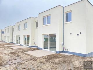 Welkom bij De Strandloper, een stijlvol en energiezuinig project op een toplocatie in Bredene!<br /><br /><span>Indeling van de woning:</span><strong> </strong><br /><strong>- Gelijkvloers:</strong> Tellerkast, ruime berging, lichtrijke en ruime living, terras, open keuken en gastentoilet.<br /><strong>- Op verdiep:</strong> nachthal, 3 slaapkamers, badkamer met lavabo en toilet.<br />Elke woning beschikt over een zuidgericht terras, ideaal om maximaal te genieten van zon en rust.<br />Elke woning beschikt over een parking vooraan het domein.<br /><br />Daarnaast wordt er sterk ingezet op energiezuinigheid en toekomstgericht wonen:<br />- Verwarming en koeling via lucht-lucht warmtepomp<br />- Energie-efficiënte technieken<br />- Fietsenstallingen voorzien op het domein<br /><br />De Strandloper biedt u de perfecte combinatie van rust, comfort en nabijheid van strand en natuur. Hier woont u in een aangename kustgemeente met vlotte bereikbaarheid en alle voorzieningen binnen handbereik.<br /><br /><strong>Bent u op zoek naar een eigentijdse vakantiewoning aan zee met doordachte indeling en zonnig terras?</strong><br />- De Strandloper in Bredene is een unieke kans.<br /><br />Neem vandaag nog contact op of plan een bezoek aan onze bemeubelde modelwoningen op Blekkaertstraat 50, Bredene aan Zee.<br />De Strandloper – Uw droom of investering aan zee - Verkoopkantoor ter plaatse op afspraak: info@yess-vastgoed.be / 050 33 59 03