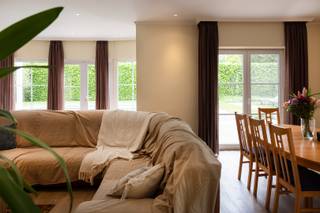 Op ’t Hoge in Kortrijk stellen we graag deze ruime villa voor met 6 slaapkamers, zwembad en verrassend veel mogelijkheden. Niet alleen de woning...