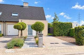 Startprijs vanaf 350000 euro. Ieder bod vanaf deze prijs zal voorgelegd worden aan de eigenaar. <br /><br />Bent u op zoek naar een <strong>verzorgde, instapklare woning met veel ruimte, een aangename tuin én een gunstige energiescore</strong>? Dan is deze hoekwoning absoluut een bezoek waard te Deerlijk in een kindvriendelijke wijk. <br />Bij het binnenkomen komt u terecht in de inkomhal met afzonderlijk gastentoilet. De woning beschikt over een <strong>ruime en lichtrijke leefruimte</strong>, waar de zit- en eetplaats mooi in elkaar overvloeien. Dankzij de grote raampartijen geniet u hier van veel natuurlijk licht en een aangenaam zicht op de tuin.<br /><br />Aansluitend bevindt zich de <strong>ruime, praktisch ingerichte keuken</strong>, voorzien van voldoende kastruimte en alle nodige comfort. Vanuit de leefruimte is er een vlotte verbinding met het terras en de tuin.<br /><br />Buiten geniet u van een <strong>mooi aangelegde, volledig omheinde tuin</strong> met terras, een tuinhuis en veel privacy. Een heerlijke plek om in alle rust van zonnige dagen te genieten. Ook de verzorgde zijtuin zorgt voor extra ruimte rondom de woning en uitweg.<br /><br />De woning telt <strong>3 slaapkamers</strong>, waarvan <strong>2 voorzien van airconditioning</strong>. De ruime badkamer is uitgerust met zowel een <strong>ligbad als een afzonderlijke douche</strong>, een dubbel lavabomeubel en 2de toilet.<br /><br />Een belangrijke extra troef is de <strong>ruime inpandige garage</strong>, die naast plaats voor een wagen ook heel wat praktische berg- en wasruimte biedt. Vooraan is bovendien voldoende parkeergelegenheid op eigen terrein.<br />Ook energetisch scoort deze woning uitstekend: met <strong>15 zonnepanelen en een EPC van slechts 171 kWh/m² (Label B)</strong>-UC 2895126 - geniet u van een energiezuinige woning zonder renovatieverplichting.<br /><strong>Troeven:</strong>
<ul>
<li><span>Instapklaar en uitstekend onderhouden </span></li>
<li><span>3 slaapkamers </span></li>
<li><span>Airconditioning in 2 slaapkamers </span></li>
<li><span><strong>15 zonnepanelen</strong> </span></li>
<li><span>Ruime en lichtrijke leefruimte </span></li>
<li><span>Ruime keuken </span></li>
<li><span>Badkamer met ligbad én douche </span></li>
<li><span>Inpandige garage </span></li>
<li><span>Mooie, volledig omheinde tuin </span></li>
<li><span>Tuinhuis </span></li>
<li><span>Parkeergelegenheid op eigen terrein </span></li>
</ul>
<strong>Kortom:</strong> een bijzonder verzorgde en energiezuinige gezinswoning waar ruimte, comfort, een mooie tuin en hedendaagse technieken perfect samenkomen. <strong>Volledig instapklaar en klaar voor nieuwe bewoners!</strong>