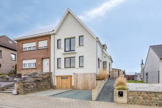 Located at Varent 21, we find this characterful and ready-to-move-in home with beautiful, open green views. An ideal home for those who want...