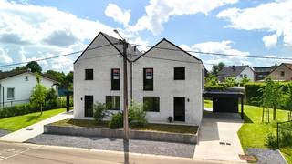 <span>CONTACT </span><br /><span>Jeroen Vandormael: jeroen@vastgoedvalkenborgh.be | 0498/05.76.72 </span><br /><br />Welkom bij deze prachtige nieuwbouwwoning aan de Broekstraat 3 in Stevoort, een dorp waar het heerlijk vertoeven is. <br />Zeer goed gelegen, op wandelafstand van het centrum waar we talrijke winkels, leuke restaurants en toffe boetieks terugvinden. Stevoort staat bekend om de grote solidariteit onder de mensen, een hechte gemeenschap en tal van activiteiten voor groot en klein. <br /><br />Deze woning is een lust voor het oog, met prachtige geveldetails en een eigen karakter. De woning beschikt over een fraai aangelegde, onderhoudsvriendelijke tuin (5 are 37 ca) die zuidgericht is, ideaal voor zonnige namiddagen en gezellige buitenmomenten. <br /><br />De woning is uitgerust met de nieuwste technieken, zoals een warmtepomp, een laadpaal voor uw elektrische wagen en zonnepanelen (8x 370 Wp of 2,96 kWp). <br /><br />INDELING <br />Gelijkvloers: <br />Ruime inkomhal, voorzien van een vestiaire en apart gastentoilet, hall, woonkamer met parketvloer, keuken (volledig geïnstalleerd) met toegang tot het terras, zeer ruime berging met technieken. <br /><br />Eerste verdieping: <br />Eikenhouten trap, ruime en lichtrijke nachthal, 2 ruime twee persoonskamers, een grote kinderkamer en een vierde kamer die naar eigen wens kan worden ingericht, bijvoorbeeld als bureau, dressing of extra slaapkamer (overal parketvloer), een apart toilet en de badkamer voorzien van een ligbad, inloopdouche en dubbele lavabo. <br /><br />Voor extra opbergruimte is er nog een royale zolder beschikbaar. <br /><br />TROEVEN <br />- vlakbij het centrum van Stevoort <br />- prachtige architectuur <br />- gegeerde buurt <br />- nieuwbouw, voorzien van alle laatste nieuwe technieken <br />- volledig geschilderd <br />- carport met fietsenbergplaats <br />- toffe, onderhoudsvriendelijke tuin, volledig aangelegd <br />- 3/4 slaapkamers <br />- scholen vlakbij <br />- veel lichtinval, grote raampartijen <br />- ruime zolder <br />- laadpaal voor elektrische wagen <br />- regenwaterput 7500 liter <br /><br />BEKNOPT<br />Bewoonbare opp: 181 m² <br />E-peil: 3 <br />EPC: 4 kWh / (m² per jaar) – A Label <br />Opp. Perceel: 5a37ca <br />Jaar einde opbouw: 2023 <br />Centrale verwarming: lucht/water warmtepomp <br />Grondprijs: € 170.000 excl. registratierechten <br />Constructieprijs: € 335.000 excl. 21% BTW <br />Totaalprijs incl. registratierechten op grond + BTW op constructie: € 595.750 <br /><br />Meer info: www.vastgoedvalkenborgh.be <br />