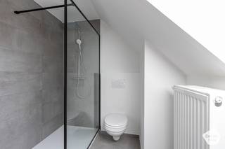 Op de derde verdieping van de residentie 'Weldaad' vinden we dit prachtig gerenoveerd appartement met één slaapkamer terug.Gelegen in het charmante...
