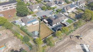Ontdek deze verzorgde halfopen gelijkvloerse woning in een rustige woonwijk in Diksmuide, waar je geniet van een aangename woonomgeving én een vlotte verbinding naar winkels, scholen, openbaar vervoer en andere dagelijkse voorzieningen. Een ideale woning voor wie comfortabel en volledig gelijkvloers wil wonen.<br /><br />Binnen word je verwelkomd in een ruime, open leefruimte die dankzij de extra aanbouw baadt in natuurlijk licht. Deze uitbreiding zorgt niet alleen voor een bijzonder ruimtelijk gevoel, maar creëert ook een gezellige plek om te ontspannen of gasten te ontvangen. De vernieuwde keuken sluit mooi aan op de leefruimte en vormt het hart van de woning.<br /><br />De woning beschikt verder over drie volwaardige slaapkamers, een vernieuwde badkamer en een praktische wasruimte, waardoor ze perfect geschikt is voor gezinnen, koppels of wie op zoek is naar extra ruimte.<br /><br />Buiten geniet je van een grote, zongerichte tuin op een perceel van maar liefst 707 m², ideaal om te tuinieren, te spelen of heerlijk te genieten van de zon. De oprit biedt voldoende parkeergelegenheid aan huis.<br /><br />Ook op vlak van energie scoort deze woning sterk met EPC C, 14 zonnepanelen en een airco-installatie, wat zorgt voor een aangenaam wooncomfort en een lager energieverbruik.<br /><br />