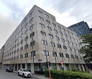 Offices to let, ideally and strategically located in the heart of the European institutions, between Rue de Loi and Rue Belliard. Numerous facilities in the immediate vicinity (shops, restaurants, bars, fitness centre, car park, hotels, etc.).<br />Easily accessible by public transport and train.