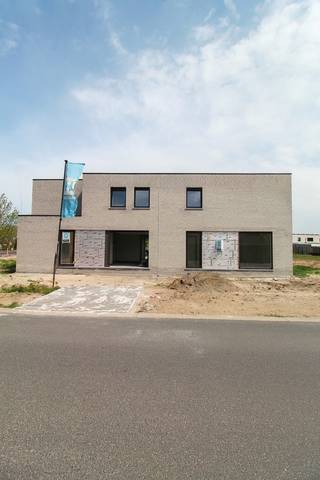 Op de hoek van de Polderstraat en de Weldadigheidstraat bouwt Hectaar deze twee moderne halfopen bebouwingen.<br />Deze woningen zijn gelegen in Oostduinkerke-Dorp nabij scholen, de sporthal en Golf ter Hille. Aan de drukte kan je ontsnappen in de Plaatsduinen die zich op slechts enkele minuten wandelen bevinden. Oostduinkerke-bad bevindt zich op fietsafstand (10min). <br />Deze nieuwbouwwoningen zijn voorzien van 3 volwaardige slaapkamers, een lichtrijke leefruimte met open keuken en volledig uitgeruste badkamer met bad en douche. Het Lot 02 is voorzien van een inpandige garage bij lot 03 kan er een carport voorzien worden.<br /><strong>De woning is nog beschikbaar voor de zomer van 2026! </strong>
<ul>
	<li>Energiezuinige woning; </li>
	<li>Centrale en rustige ligging in Oostduinkerke-dorp; </li>
	<li>Reeds voorzien van laminaat in de slaapkamers en nachthal! </li>
	<li>Vloerverwarming op het gelijkvloers;</li>
	<li>Lucht-water warmtepomp; </li>
	<li>3 ruime slaapkamers;</li>
	<li>Mogelijkheid om carport te plaatsen. </li>
</ul>
Aarzel zeker niet om contact op te nemen bij vragen of verdere interesse. 