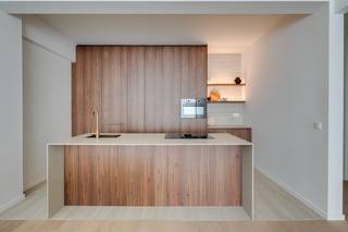 In residentie AM51, gelegen aan de Amerikalei 51, bieden we dit instapklare en smaakvol afgewerkte appartement te koop aan. Het gebouw ondergaat momenteel een vernieuwing. Dit appartement behoort tot de eerste volledig afgewerkte units in het project – een unieke kans om nu al te wonen in een vernieuwd gebouw dat binnenkort volledig tot zijn recht komt.<br /><br />Met een bewoonbare oppervlakte van ca. 82 m² geniet u van een ruime en lichtrijke leefruimte met een open keuken, coffeecorner en centraal eiland. De maatwerkkeuken in notelaar, afgewerkt met een travertin werkblad, is uitgerust met alle nodige toestellen en vormt een echte eyecatcher die perfect aansluit bij de leefruimte.<br /><br />Verder beschikt het appartement over één comfortabele slaapkamer, een stijlvolle badkamer, een apart gastentoilet, een praktische vestiairekast en een ruime berging met aansluiting voor wasmachine en droogkast. Het appartement behaalt bovendien een gunstig EPC-label A, wat bijdraagt aan een energiezuinig en comfortabel woonklimaat.<br /><br />Privatieve kelderberging inbegrepen. <br /><br />De ligging is een absolute troef. Amerikalei 51 bevindt zich op een uitstekende locatie nabij het Zuid en de Marnixplaats, één van de meest levendige buurten van Antwerpen. Tal van restaurants, cafés, winkels en boetieks bevinden zich op wandelafstand, evenals een vlotte verbinding naar het stadscentrum en belangrijke invalswegen. Parkeren kan eenvoudig voor de deur met een bewonerskaart. Voor het gebouw zijn 4 openbare laadpunten.<br /><br />Bent u op zoek naar een kwalitatief afgewerkt appartement op een topligging in Antwerpen? Dan is dit een opportuniteit die u niet wil missen. Contacteer ons voor meer informatie of een bezoek.
