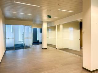 Deze veelzijdige commerciële ruimte, gelegen op het gelijkvloers en voorzien van een opvallend brede vitrine, is uitermate geschikt voor uiteenlopende handelsactiviteiten zoals een kantoor, winkel of dienstverlenend bedrijf. Dankzij de ligging aan de levendige Leien, vlak bij het Justitiepaleis, geniet het pand van een uitstekende bereikbaarheid. Dit alles inclusief vijf autostaanplaatsen.