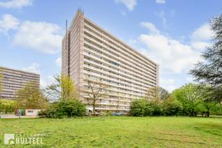 Op de 16de verdieping bevindt zich dit 1 slaapkamerappartement. Het biedt u een inkomhal, een lichtrijke living, een keuken, een slaapkamer,...