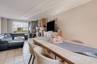 Op een vlot bereikbare ligging bevindt zich deze VERRASSEND RUIME &amp; instapklare gezinswoning met 4 SLAAPKAMERS, zonnige TUIN en handig ZIJPOORTJE. Totale grondopp.: 330m<sup>2</sup>. Deze piekfijn onderhouden woning is praktisch ingedeeld als volgt: inkomhal, LICHTOVERGOTEN leefruimte, nette keuken (o.a. gasfornuis, oven, vaatwas, ...), wasplaats/berging, toilet. Tussenverdieping: ruime slaapkamer. 1°V: 2 volwaardige slaapkamers, badkamer (ligbad/douche, lavabo en toilet). 2°V: 4de slaapkamer, berging. Heerlijk genieten van het zonnetje kan in de perfect georiënteerde (= ZUIDgerichte) TUIN met berging. Zijpoortje naast de woning om met de fiets naar de tuin te gaan. Extra's: kelder, dubbele beglazing in PVC, verwarming op aardgas, GOEDGEKEURDE ELEKTRICITEIT, zonnepanelen, VLOTTE BEREIKBAARHEID. Wordt dit jouw nieuwe thuis?