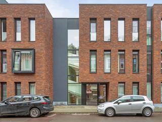 Welkom in residentie 'Ace', gelegen in een rustige buurt, in hartje Leuven. Deze kamer biedt alles wat je nodig hebt om te studeren, te ontspannen en te gedijen.<br /><br />Stap binnen en ontdek jouw eigen privéruimte, compleet met een eigen badkamer voor het ultieme gemak en privacy. Jouw bureau wacht geduldig op jouw aantekeningen en opdrachten, terwijl het comfortabele bed klaarstaat om jou te verwelkomen na een lange dag van studeren.<br /><br />Bijkomend kan je nog genieten van het uitzicht op de mooie, gemeenschappelijke tuin.<br /><br />Met een ruime kleerkast heb je voldoende opbergruimte voor al jouw kleding en persoonlijke spullen, terwijl de handige frigo ervoor zorgt dat je altijd verfrissing bij de hand hebt zonder je kamer te verlaten. Koken doe je in de goed uitgeruste gemeenschappelijke keuken.<br /><br />Deze grote studentenkamer in residentie 'Ace' biedt niet alleen een comfortabele leefruimte, maar ook een uitstekende investeringsmogelijkheid. In een stad waar de vraag naar studentenhuisvesting constant hoog is, is deze kamer een waardevolle activa die stabiele inkomsten kan genereren op lange termijn.<br />De kamer is momenteel verhuurd waardoor de koper kan rekenen op een onmiddellijke opbrengst.<br /><br />Of je nu wilt studeren, ontspannen of nieuwe vrienden wilt ontmoeten, deze studentenkamer biedt de perfecte balans tussen comfort, functionaliteit, financiële zekerheid en de levendige atmosfeer van hartje Leuven.<br /><br />Maak je klaar om het studentenleven te omarmen en jouw nieuwe thuis te vinden in deze uitnodigende ruimte.<br /><br />Aarzel niet en contacteer IMMO VL op 014 58 02 08 of via info@immovl.be