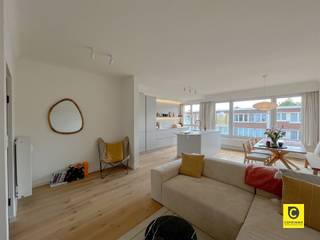 <p><span>Charmant en volledig gerenoveerd 2 slaapkamer appartement op toplocatie!</span></p><p><span>Welkom in dit instapklare appartement, gelegen in een rustige, groene woonwijk met een vlotte verbinding naar de belangrijkste invalswegen. Winkels, supermarkten en alle nodige voorzieningen bevinden zich op wandelafstand, comfort gegarandeerd!</span></p><p><span> </span></p><p><span>Het appartement heeft de volgende indeling:</span></p><p><span> </span></p><p><span>Inkomhal, leefruimte en keuken:</span></p><p><span>Bij binnenkomst word je verwelkomd in een stijlvolle, licht rijke leefruimte met warme parketvloer, die doorloopt doorheen het ganse appartement.</span></p><p><span>De grote raampartijen zorgen voor een overvloed aan natuurlijk licht en een open, luchtig gevoel. </span></p><p><span>De moderne open keuken sluit naadloos aan bij de leefruimte en is een echte eyecatcher, voorzien van alle comfort: een vaatwasser, koelkast, diepvries en veel opbergruimte. </span></p><p><span>Het centrale kookeiland is niet alleen praktisch, maar maakt koken en gezellig samenzijn extra aangenaam. </span></p><p><span> </span></p><p><span>Badkamer &amp; slaapkamers:</span></p><p><span>Het appartement beschikt over twee slaapkamers. </span></p><p><span>De masterbedroom aan de rustige achterzijde biedt ultieme rust en is uitgerust met ingebouwde kasten. Vanuit deze kamer heb je directe toegang tot de moderne badkamer met inloopdouche.<br />De tweede slaapkamer is multifunctioneel inzetbaar en beschikt over een aansluiting voor een wasmachine alsook voor een droogkast.</span></p><p><span>Via deze kamer bereik je ook het gezellige balkon perfect voor een koffie in de ochtendzon of een moment van ontspanning na het werk.</span></p><p><span> </span></p><p><span>Het appartement is volledig voorzien van verlichting.</span></p><p><span> </span></p><p><span>Huurprijs:</span><span>€1.100,00 / maand</span></p><p><span>Maandelijkse lasten: </span><span>€95,00 / maand (verwarming en water + algemene delen)</span></p><p><span>Beschikbaarheid: </span><span>01/07/2025</span></p><p><span> </span></p><p><span>Extra troeven</span></p><p><span>- Kelder aanwezig</span></p><p><span>- Volledig vernieuwd en instapklaar</span></p><p><span>- Verlichting overal voorzien</span></p><p><span>- Gunstig EPC</span></p><p><span>- Centrale ligging in een aangename buurt</span></p>