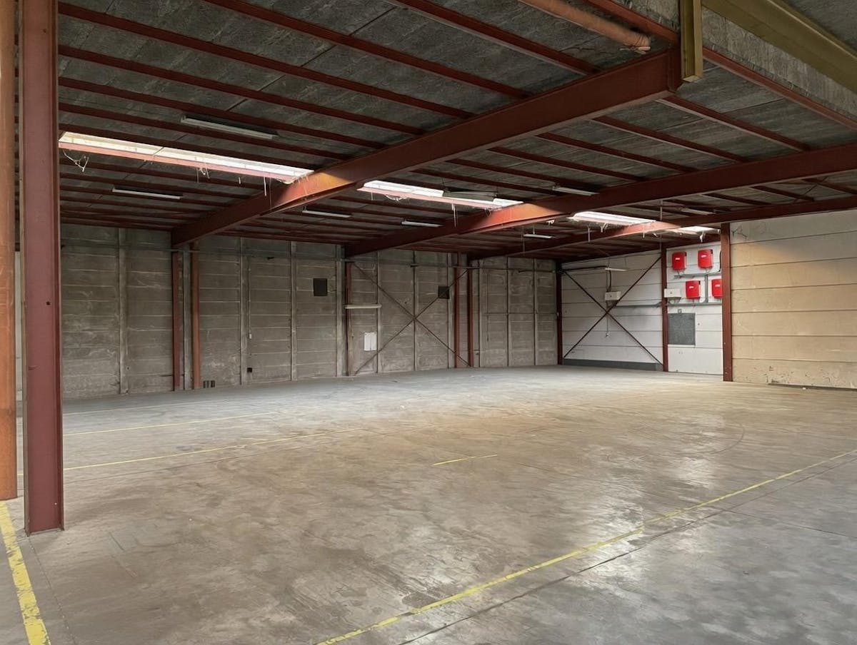 Bedrijfsgebouw van ca. 2.227m² te Oostrozebeke - foto 5