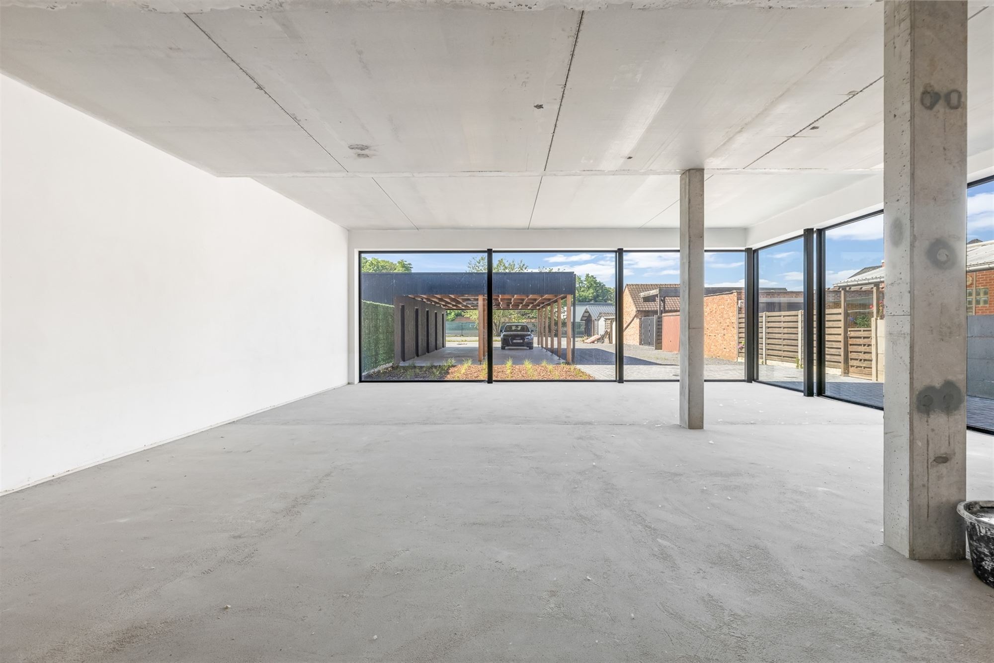 HANDELSRUIMTE VAN 195M² MET GROTE RAAMPARTIJEN, OPEN STRUCTUUR VOOR TALLOZE MOGELIJKHEDEN EN RUIME PARKEERMOGELIJKHEDEN AAN DE ACHTERZIJDE - foto 3