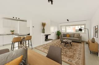 Maison mitoyenne entièrement RÉNOVÉE avec jardin ensoleillé, située au centre de Menen. Finitions de haute qualité et confort clé en main. Disposition: hall d’entrée avec toilettes séparées, vaste séjour avec cuisine ouverte et vue sur le jardin. Au premier étage, vous trouverez deux chambres, une salle de bains et un bureau. Au deuxième étage, une chambre avec salle de bains privative (douche et baignoire). Idéal pour les familles ou couples à la recherche d’espace, de lumière et de qualité. Atouts: trois grandes chambres, deux salles de bains (douche et baignoire), cuisine entièrement équipée, jardin orienté sud avec remise, maison économe en énergie, clé en main et emplacement central à proximité des commerces, écoles et transports en commun. Visites sur rendez-vous: feline@immobeguin.be