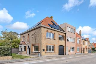 Spacieuse maison rénovée à vendre avec six chambres, garage et jardin à Nieuport, Canadalaan 27. Cette maison bénéficie d'un emplacement très...
