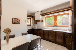 We vinden deze ruime gezinswoning (192 m²) met 3 slaapkamers terug op wandelafstand van Zonhoven-centrum. Voor meer informatie ga naar: https://schraepenvastgoed.be/tekoop/?id=4059244&amp;cgi=1000226