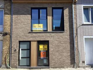 Gesloten bel-etagewoning met verrassend veel ruimte-benutting.  <br /><br />De woning wordt opgetrokken in drie niveaus.  Op de gelijkvloerse verdieping wordt de ruimte ingedeeld met een inkom, een slaapkamer, een was- / bergruimte, een gastentoilet en een tweede slaapkamer of bureau.<br /><br />Op de eerste verdieping wordt de ruimte ingedeeld met een berging, een zit- &amp; eethoek en een geïntegreerde keuken.  <br /><br />Op de verdieping onder dak worden bijkomstig twee slaapkamers voorzien, dit samen met een nachthal, een badkamer en een afzonderlijk toilet.<br /><br />Het PLUS lastenboek wordt toegevoegd aan deze woning.<br /><br />In dit lastenboek staat :<br /><br />- Verlichtingsarmaturen in diverse ruimtes- Laminaat in slaapkamers en nachthal- De oprit (indien van toepassing) alsook het terras worden aangelegd in betonklinkers op fundering, weliswaar rekening houden met eventuele stedenbouwkundige verplichtingen of beperkingen.- Op de vrije perceelsgrenzen wordt een afsluiting geplaatst onder de vorm van een groene of grijze draad of indien de vergunning geen afsluiting toelaat; een levende haag met leidraad en palen.- De hoven en tuinen worden voorzien van onderhoudsvriendelijke beplanting en/of gazon