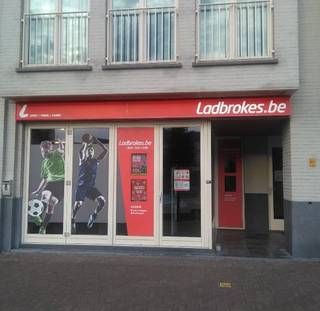 Commercieel pand, van ca. 157 m² te huur op een uitstekende locatie op de Markt. Het pand bestaat uit een ruime handelsruimte/showroom, sanitair...