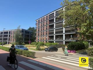 <p><span>Prachtig instapklaar 2-slaapkamerappartement met ruim zonneterras en garagebox in hartje Mortsel</span></p><p><span>Welkom in dit stijlvolle en moderne appartement, gelegen in een recente residentie met lift, midden in het bruisende centrum van Mortsel. Dit instapklare appartement combineert een hoogwaardige afwerking, veel natuurlijk licht en optimaal wooncomfort. Bovendien is een ruime afgesloten garagebox inbegrepen in de huurprijs.</span></p><h3><span>Indeling</span></h3><p><span>Bij het betreden van het appartement komt u terecht in de ruime leefruimte met grote schuiframen die uitgeven op een prachtig terras van ca. 30 m². Dankzij de uitstekende oriëntatie geniet u hier van een indrukwekkend uitzicht en volop natuurlijk licht.</span></p><p><span>De open keuken is volledig uitgerust met moderne inbouwtoestellen en beschikt over een centraal kookeiland met een werkblad in betonlook. De combinatie van warme houtaccenten en een strak design zorgt voor een stijlvolle en gezellige uitstraling.</span></p><p><span>De moderne badkamer is afgewerkt met kwaliteitsvolle materialen en voorzien van een ruime inloopdouche met glazen wand en hoogwaardig sanitair. Daarnaast is er een apart gastentoilet en een praktische berging.</span></p><p><span>Het appartement beschikt over twee volwaardige slaapkamers. De master bedroom is uitgerust met een ruime ingebouwde spiegelkast die zowel elegantie als extra opbergruimte biedt. De tweede slaapkamer is momenteel ingericht als bureauruimte.</span></p><p><span>Het royale terras is bereikbaar vanuit zowel de leefruimte als de slaapkamers en vormt een heerlijke plek om te ontspannen en te genieten van het open uitzicht.</span></p><p><span>Op niveau -1 bevindt zich een ruime afgesloten garagebox, inbegrepen in de huurprijs.</span></p><h3><span>Ligging</span></h3><p><span>Het appartement maakt deel uit van een recente residentie met lift en is gelegen in een aangename, groene en voetgangersvriendelijke omgeving. Winkels, scholen, openbaar vervoer en andere dagelijkse voorzieningen bevinden zich op wandelafstand, waardoor u geniet van een uitstekende bereikbaarheid.</span></p><h3><span>Troeven</span></h3><ul><li><span>Instapklaar en modern afgewerkt appartement</span></li><li><span>2 volwaardige slaapkamers</span></li><li><span>Ruim terras van ca. 30 m² met prachtig open uitzicht</span></li><li><span>Veel natuurlijke lichtinval</span></li><li><span>Volledig uitgeruste open keuken</span></li><li><span>Praktische berging</span></li><li><span>Vloerverwarming</span></li><li><span>Lift aanwezig</span></li><li><span>Ruime afgesloten garagebox inbegrepen in de huurprijs</span></li><li><span>Centrale ligging in het centrum van Mortsel</span></li><li><span>Gunstig EPC</span></li></ul><p><span>Onmiddellijk beschikbaar</span></p>