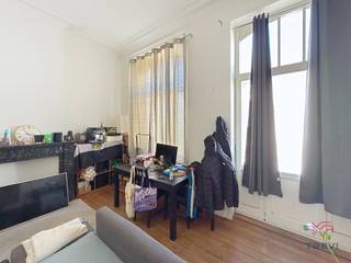 IXELLES – Tussen het Flageyplein en de Louizalaan, vlakbij de Etangs, in de buurt van talrijke winkels en openbaar vervoer, studio met...