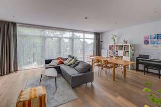 <p>Dit knappe 2 slaapkamer appartement bevindt zich op de tweede verdieping van een kleinschalig gebouw op een zeer goede ligging in Wilrijk.<br />De ruime leefruimte geniet dankzij de grote raampartijen van veel natuurlijk licht. Er is volop plaats voor een comfortabele zit- en eethoek, terwijl de mooie vloer voor een warme uitstraling zorgt.<br />De praktisch ingerichte, semi-open keuken beschikt over de nodige toestellen en veel kastruimte. Van hieruit heb je toegang tot het gezellige terras.<br />Het appartement telt twee slaapkamers. De ruime masterbedroom sluit aan op een ensuite dressing met veel opbergruimte. De tweede kamer is ideaal als slaapkamer, bureau, hobbyruimte of logeerkamer.<br />De verzorgde badkamer is uitgerust met een douche, toilet en lavabomeubel met onderkast. De steenstructuurbekleding in het douchegedeelte zorgt voor een stijlvolle toets. Een privatieve kelder biedt extra bergruimte.<br />Ook de ligging is een echte troef. Supermarkten en dagelijkse voorzieningen bevinden zich op wandelafstand. Het Middelheimpark, Nachtegalenpark en Park den Brandt liggen vlakbij. Openbaar vervoer stopt vrijwel voor de deur en het centrum van Antwerpen is vlot bereikbaar.<br />Kortom: een instapklaar appartement met een praktische indeling, veel lichtinval, een gezellig terras en een uitstekende ligging.<br />Plan snel je bezoek voor onze bezoekmomenten op zaterdag 29 augustus.</p>