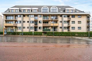 <p>Lumineux, fonctionnel et tourné vers l'extérieur, ce studio de 38 m² (selon PEB) niché au rez-de-chaussée d'une résidence de 2001 combine confort et fonctionnalité dans un cadre verdoyant. Le séjour d'environ 16 m² avec cuisine ouverte crée un espace de vie agréable au quotidien. L'espace nuit de 10 m² et la salle d'eau complètent l'ensemble. Véritable atout du bien, la terrasse privative de 9 m² exposée sud-est, avec accès direct au jardin commun, vous invite à profiter du soleil et du plein air sans quitter votre domicile.<br />La copropriété met à disposition une buanderie commune équipée (machine à laver et sèche-linge), un confort pratique du quotidien.<br /><br />À deux pas du métro mais à l'abri de l'agitation, le bien bénéficie d'un cadre résidentiel calme et arboré, à quelques minutes à pied de la station Roodebeek (métro 1, tram 8 et bus E12) — porte directe vers le centre de Bruxelles. Les arrêts Charmille (bus 29, 42, 45) et le Woluwe Shopping Center sont également à proximité immédiate, tout comme plusieurs écoles et les parcs Malou et Georges Henri.<br /><br />Parfait pour un premier achat, un pied-à-terre ou un investissement locatif.<br /><br />PEB G – 416 kWh/m².an (réf. 0120521-0000086871-01-2) | Double vitrage PVC | Charges : ±210 €/mois</p>