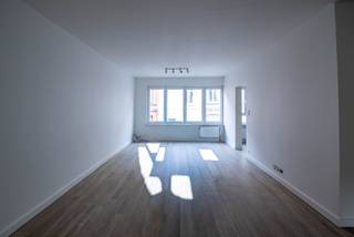 Dit volledig gerenoveerd appartement beschikt over 2 slaapkamers, en een leuk terras.De locatie is zeer gunstig, in oud Berchem nabij het hippe Groen...