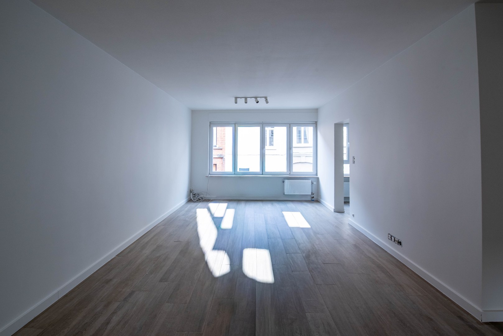 Volledig gerenoveerd appartement met 2 slk en terras - foto 3