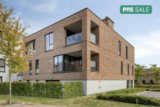 Indeling als volgt:<br />- Inkomhal op tegelvloer.<br />- Gastentoilet met lavabo.<br />- Ruime leefruimte met voldoende plaats voor een eet- en zithoek.<br />- Handige halfopen keuken met kookplaat met dampkap, koelkast en vaatwasser.<br />- Nuttige bergruimte grenzend aan de keuken met aansluiting voor was- en droogmachine.<br />- Volwaardige slaapkamer met voldoende ruimte voor een grote kledingkast.<br />- Badkamer met lavabo en ruime douche.<br />- Terras toegankelijk vanuit de leefruimte (overdekt).<br /><br />Bijzonderheden:<br />- Recent gebouw (2019) en werd onberispelijk onderhouden door de vertrekkende huurder.<br />- Gunstig EPC: A-label (68 kWh/m²), elektriciteit conform.<br />- Inbegrepen in deze verkoop: autostaanplaats, fietsenstaanplaats en kelderberging.<br />- Syndicus aanwezig.<br />- Gunstig rendement indien aankoop als investering: vraag uw persoonlijke rendementsberekening via ons kantoor.<br />- Goede ligging in het centrum met winkels, dokter, apotheek, ... op wandelafstand. <br /><br /><br />Interesse?<br />(ver-)Kopen of (ver-)huren in de Noorderkempen?<br />Met vragen kan u altijd bij ons terecht! <br />Dewaele Vastgoed<br /><br />De eigendom wordt aangeboden via de Pre-sale formule. Van 23/09/2026 om 10:00 tot 28/09/2026 om 16:00 kan u het appartement op afspraak komen bezichtigen en een bod uitbrengen. De vermelde prijs is een instelprijs. Voor meer info, gelieve contact op te nemen met de dossierverantwoordelijke.<br /><br />Bestuursmaatregelen in het maatregelenregister: nee
