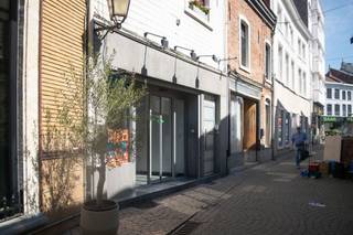 <p><span>Dit handelspand is ideaal voor horecadoeleinden en bevindt zich op een toplocatie in een winkel- en wandelstraat, in het centrum van Tienen. </span></p><p><span>Het pand beschikt over een gezellige eetruimte met daarachtereen ruime keuken met voldoende bergruimte.</span></p><p><span>Er is een koelcel en een kelder. De koelcel heeft een oppervlakte van ongeveer 3.5 op 3 meter.</span></p><p><span> </span></p><p><span>Dankzij de centrale ligging geniet het pand van uitstekende visibiliteit en bereikbaarheid. </span></p><p><span>Een ideale opportuniteit voor ondernemers die op zoek zijn naar een handelsruimte met veel potentieel.</span></p><p><span> </span></p>