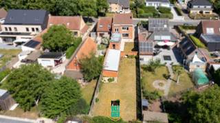 Deze halfopen bebouwing werd constructief heel degelijk gebouwd, het dak werd recent volledig vernieuwd en geïsoleerd, overal dubbel glas, CV is...