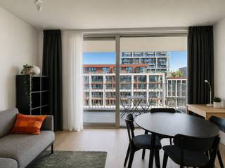 Appartement neuf tendance à Nieuw Zuid, un quartier urbain durable, calme et verdoyant. Avec les quais de l'Escaut, le Zuidpark, les commerces et les restaurants accessibles à pied, vous profitez d'un équilibre idéal entre tranquillité et vie urbaine animée.<br /><br />Cet appartement prêt à emménager d'une chambre est situé au cinquième étage d'une résidence récente et offre tout le confort moderne.<br /><br />Le séjour lumineux bénéficie de grandes baies vitrées apportant une abondante lumière naturelle et une agréable sensation d'espace. La cuisine moderne, au design épuré et intemporel, est aménagée selon un concept semi-ouvert. La chambre dispose d'une armoire encastrée pratique. La salle de bains contemporaine est équipée d'une spacieuse douche à l'italienne et d'un meuble lavabo. Un débarras séparé offre un espace de rangement supplémentaire.<br /><br />Les grandes baies vitrées donnent accès à une vaste terrasse, idéale pour se détendre.<br /><br />Les résidents bénéficient également de plusieurs équipements communs, dont une terrasse sur le toit avec vue panoramique sur la ville et un local à vélos commun. L'appartement comprend en outre une cave privative et l'immeuble est équipé d'un ascenseur.<br /><br />Charges communes : 120 €/mois (provision pour le réseau de chauffage urbain comprise).<br />L'électricité et l'eau froide sont à souscrire individuellement par le locataire.<br /><br />Disponible immédiatement.