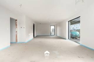 [[ DIT PAND NEEMT DEEL AAN DE ERA OPEN HUIZEN DAG OP 13/6 VAN 11:00 TOT 12:00 ]]
<p>Moderne halfopen woning in de Roshaagstraat, centraal gelegen in Peer, op wandelafstand van scholen en openbaar vervoer.</p>

<p>Deze nieuwbouwwoning (bouwjaar 2025) biedt u de mogelijkheid tot Casco+ afwerking, zodat u zelf de materialen en stijl kunt kiezen. Gelegen in een kindvriendelijke woonkern met alle voorzieningen in de buurt, is dit een ideale gezinswoning. De ruime kamers zorgen voor een comfortabele leefomgeving en veel inrichtingsvrijheid.</p>

<p>Belangrijkste ruimtes:<br />• Lichte woonkamer met aansluitende eetkamer, ideaal voor gezellige familiemomenten.<br />• 3 ruime slaapkamers met veel lichtinval.<br />• Carport voor beschutte parkeerplaats.<br />• Centrumlocatie in Peer<br /><br /> </p>