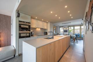 Luxueus afgewerkt duplex-appartement in het centrum van Loppem, gelegen op een uitstekende locatie met winkels, openbaar vervoer, horeca en...