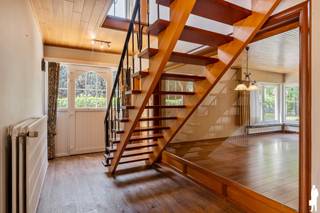 <p><strong>Zeer ruime hoekwoning op den Heuvel met 4 slaapkamers, praktijkruimte en mogelijkheden voor kangoeroewonen</strong></p>
<p>Deze <strong>bijzonder ruime hoekwoning</strong> onderscheidt zich door haar royale woonvolume en veelzijdige indeling. Met <strong>4 volwaardige slaapkamers, 2 badkamers, 2 keukens en meerdere leefruimtes</strong> biedt de woning uitzonderlijk veel mogelijkheden voor een groot of samengesteld gezin. Een extra kamer op het gelijkvloers kan bovendien perfect dienstdoen als <strong>bureau, praktijkruimte of 5e slaapkamer</strong>. De indeling van de eerste verdieping maakt ook <strong>kangoeroewonen of wonen met inwonende familie</strong> mogelijk. Buiten beschikt de woning over een volledig omheinde tuin, overdekt terras, ruime oprit en een grote vrijstaande garage.</p>
<p><strong>Gelijkvloerse verdieping<br /></strong>-<strong>Royale inkomhal</strong> <br />-Ruime en lichtrijke <strong>leef- en eetkamer</strong> met houtgestookte open haard<br />-Grote raampartijen zorgen voor veel natuurlijk licht<br />-Afzonderlijke <strong>bureau-/praktijkruimte</strong>, eveneens geschikt als speelkamer, hobbyruimte of 5e slaapkamer<br />-Keuken met keramische kookplaat, dampkap en koelkast<br />-Rechtstreekse toegang vanuit de keuken tot het <strong>overdekte terras en de tuin<br /></strong>-Aansluitende <strong>berging/wasplaats<br /></strong>-Badkamer met <strong>inloopdouche en lavabomeubel<br /></strong>-Apart gastentoilet<br />-Toegang tot de <strong>kelder</strong></p>
<p><strong>Eerste verdieping<br /></strong>-<strong>2 ruime slaapkamers<br /></strong>-Tweede badkamer met douche, lavabomeubel en toilet<br />-<strong>Tweede keuken</strong> met kookfornuis en dampkap<br />-Aansluitende, ruime <strong>leef- en eetkamer<br /></strong>-Dankzij de combinatie van een eigen keuken, leefruimte, slaapkamers en badkamer is deze verdieping bijzonder interessant voor <strong>kangoeroewonen, inwonende familie of een samengesteld gezin</strong></p>
<p><strong>Tweede verdieping<br /></strong>-<strong>2 bijkomende slaapkamers<br /></strong>-2 praktische bergruimtes<br />-Afgesloten traphal<br />-Extra <strong>bergzolder</strong> bereikbaar via een vlizotrap</p>
<p><strong>Tuin en buitenruimte<br /></strong>-<strong>Volledig omheinde tuin<br /></strong>-Ruim <strong>overdekt terras</strong>, rechtstreeks aansluitend op de woning<br />-Grote oprit met <strong>parkeermogelijkheid voor meerdere wagens<br /></strong>-Royale <strong>vrijstaande garage</strong> achteraan op het perceel<br />-Garage voorzien van een <strong>smeerput</strong> en veel bijkomende opslag- en werkruimte</p>
<p><strong>Bijzonderheden<br /></strong>-<strong>4 volwaardige slaapkamers <br /></strong>-<strong>2 badkamers<br /></strong>-<strong>2 keukens en meerdere leefruimtes<br /></strong>-Uitstekende mogelijkheden voor <strong>kangoeroewonen<br /></strong>-Ideaal voor <strong>praktijk aan huis, vrij beroep of thuiswerk<br /></strong>-Veel woonruimte verdeeld over 3 verdiepingen<br />-Kelder en kruipruimte<br />-Recente verwarmingsketel op aardgas<br />-Rolluiken en vliegenramen<br />-Volledig omheind perceel<br />-<strong>Grote vrijstaande garage<br /></strong>-Ruime parkeermogelijkheden op eigen terrein</p>
<p><strong>Ligging<br /></strong>Gelegen <strong>in Kalmthout</strong>, in een aangename woonomgeving op korte afstand van het centrum en de Kalmthoutse heide.<br />Winkels, scholen, openbaar vervoer en dagelijkse voorzieningen zijn vlot bereikbaar. Dankzij de centrale ligging geniet u bovendien van een goede verbinding met de omliggende gemeenten.</p>
<p><strong>Een uitzonderlijk ruime en veelzijdige woning voor wie vooral veel woonruimte en flexibiliteit zoekt. Ideaal voor een groot of samengesteld gezin, kangoeroewonen of de combinatie van wonen en werken onder één dak.<br /><br /></strong>Bewoonbare opp. 287 m² ref.: bruto vloeropp. EPC-certificaat.</p>
<p><strong> </strong></p>