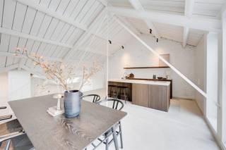 <p><span>Iconische loft aan het begeerde Eilandje</span></p><p><span> </span></p><p><span>Wonen met karakter in een industriële setting op een toplocatie. </span></p><p><span> </span></p><p><span>Welkom in deze uitzonderlijke, volledig gerenoveerde loft van ca. 173m², waar ruimte, design en hedendaags comfort centraal staan. Een plek waar elke vierkante meter niet alleen nuttig is, maar ook sfeervol en authenticiteit uitstraalt.</span></p><p><span> </span></p><p><span>Denk aan hoge plafonds, grote raampartijen en natuurlijke materialen.</span></p><p><span> </span></p><p><span>Hier leef je op het bruisende Eilandje, om de hoek van het Willemdok en de Napoleonkaai. Hier ben je omgeven door architectuur, gastronomie, de gezelligste terrassen en wandel je zo de stad in.</span></p><p><span> </span></p><p><span> </span></p><p><span>Waarom je hier wil wonen</span></p><p><span>- Iconische loftsfeer met industriële accenten en veel licht</span></p><p><span>- Terras met veel privacy en namiddag/avondzon</span></p><p><span>- Ruime masterbedroom </span></p><p><span>- 1 ruime gastenkamer</span></p><p><span>- 2 badkamers</span></p><p><span>- Mogelijkheid tot aankoop autostaanplaats (€ 45.000)</span></p><p><span> </span></p><p><span> </span></p><p><span>De loft ligt op de hoogste verdieping van een oud pakhuis. Er is een royale leefruimte met trap naar de open leefkeuken. Het kloppend hart van de loft. Open, luchtig, licht en met toegang naar het terras.</span></p><p><span> </span></p><p><span>De op maat gemaakte keuken werd voorzien van alle toestellen en werd met mooie materialen afgewerkt. De betonvloeren sluiten perfect aan bij het industriële karakter van de loft en de natuurlijke materialen in de keuken.</span></p><p><span> </span></p><p><span>Er is een masterbedroom met een eigen badkamer en een tweede ruime gastenkamer met een eigen badkamer. Wat heb je nog meer nodig? </span></p><p><span> </span></p><p><span>Dit is niet zo maar een appartement. Dit is een echte lofte mét karakter en een zee van ruimte.</span></p><p><span> </span></p><p><span>Plan je bezoek via <span>www.sinjoor.be</span></span><span> of bel ons voor meer informatie 03 283 05 00.</span></p><p><span> </span></p>
