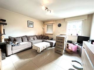 <p>Appartement confortable et central à louer à Lede</p><p>Cet appartement est situé au premier étage du bâtiment. <br />L'appartement possède un salon spacieux avec une cuisine ouverte. <br />En outre, il y a 2 chambres à coucher, 1 grande et 1 plus petite.</p><p>Une salle de bain avec douche et toilettes est également disponible. </p><p>Un garage fait partie de l'appartement. Ce garage est accessible par un portail privé. </p><p>Il n'y a pas de charges communes. Le prix du box garage est déjà inclus dans le montant mentionné ci-dessus.</p><p>Intéressé(e) ? Demandez votre visite via notre site web www.immodhondt.be</p><p>Note : Comme vous seriez financièrement à l'aise en tant que locataire, nous vous demandons d'appliquer la règle de base suivante : loyer x 3 = revenu</p>
