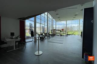 Gelijkvloerse handelsruimte te huur te IeperWe stellen volgende gelijkvloerse handelsruimte te huur in het "Ieper Business Park". De handelsruimte...