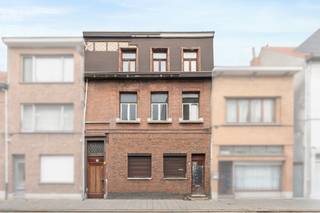 <p>Te koop: gesloten woning in de Elststraat, Antwerpen, gelegen in een aangename straat met goede bereikbaarheid en voorzieningen in de nabije omgeving.</p>

<p> </p>

<p>Deze eigendom biedt een unieke kans voor wie op zoek is naar een grond of project om een woning volledig naar eigen smaak en indeling op te bouwen. De huidige woning is volledig af te breken, wat een uitzonderlijke opportuniteit geeft om een nieuw project te realiseren volgens eigen wensen en normen. De ligging in een residentiële buurt, nabij scholen, openbaar vervoer, treinstation en invalswegen, maakt dit een strategische keuze voor zowel investeerders als particulieren.</p>

<p> </p>

<p>Belangrijkste ruimtes:<br />• Polyvalente ruimte – geschikt voor diverse invullingen<br />• Extra ruimte – flexibel te gebruiken</p>

<p> </p>

<p>Troeven:<br />• Ideaal voor wie zelf wil bouwen en indelen<br />• Volledig af te breken woning voor een nieuw project<br />• Gelegen in een aangename straat met goede bereikbaarheid</p>

<p> </p>

<p>Neem vandaag nog contact op met je ERA-makelaar voor een bezoek.</p>

<p> </p>

<p>JOUW DROOMOPBRENGSTEIGENDOM. ZO GEVONDEN!</p>