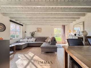 <p>Située dans un environnement particulièrement calme et rural, cette maison individuelle offre une agréable sensation d’espace et d’intimité. La propriété dispose d’un jardin orienté sud-ouest de pas moins de 683 m², vous permettant de profiter du soleil tout au long de l’après-midi et de la soirée.</p>
<p>En entrant dans la maison, vous accédez au hall d’entrée avec toilette invités, qui mène vers l’espace de vie lumineux. Le séjour avec salle à manger et cuisine ouverte forme un espace de vie ouvert et fonctionnel. Une buanderie / pièce de rangement pratique se trouve à côté de la cuisine. Depuis l’espace de vie, une porte donne un accès direct à la spacieuse terrasse, qui se prolonge harmonieusement vers le magnifique jardin – l’endroit idéal pour profiter du calme et de l’extérieur.</p>
<p>À l’étage, vous trouverez deux chambres, dont une grande chambre parentale avec placards intégrés, un espace de rangement supplémentaire et une salle de bains équipée d’une douche, d’une baignoire et d’un lavabo simple.L’extérieur offre également plusieurs atouts. La propriété dispose d’un grand carport de 55 m², dont une partie est aménagée en espace de stockage pratique. De plus, un abri de jardin séparé est présent.</p>
<p>Cette propriété est idéale pour ceux qui recherchent une habitation dans un environnement vert et paisible avec tout le confort nécessaire.</p>
<p>Informations urbanistiques en cours de demande.Pour plus d’informations ou pour une visite sans engagement, contactez Marie au 0479/020 111 ou envoyez un e-mail à marie@immax.be</p>