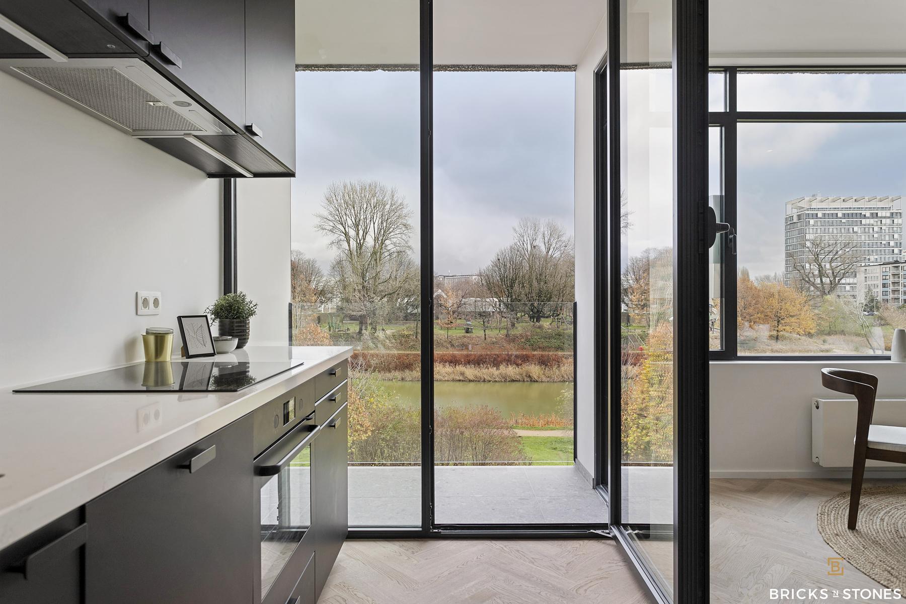 Ruim gerenoveerd 2-slaapkamer appartement met prachtig zicht - foto 4